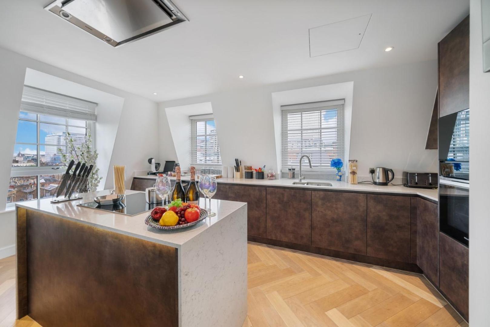 Elegant 3-Bedroom Penthouse In Marble Arch 70 Londra Exterior foto