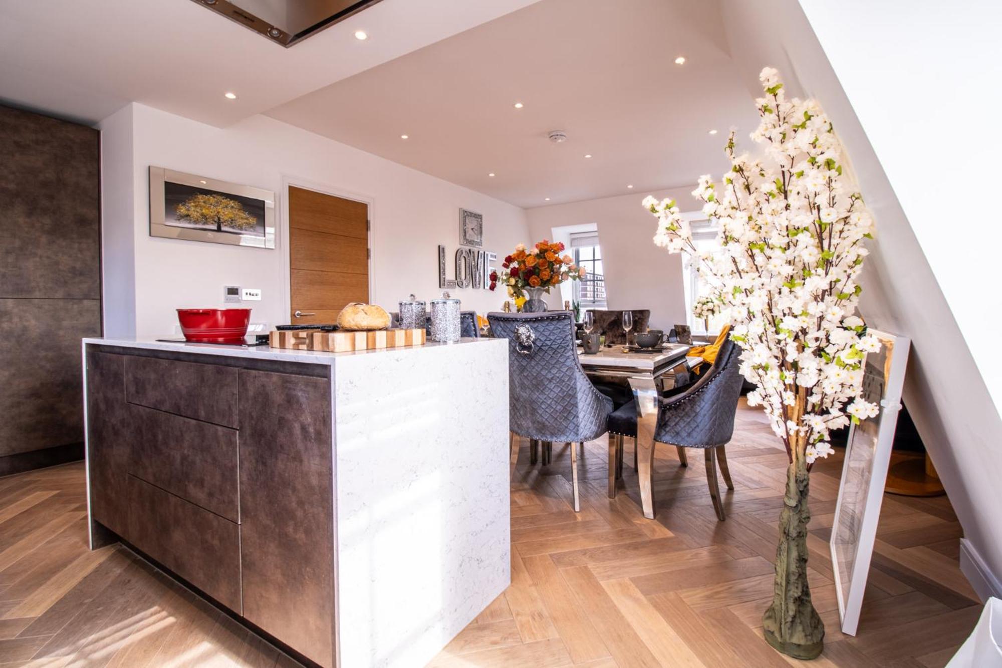 Elegant 3-Bedroom Penthouse In Marble Arch 70 Londra Exterior foto